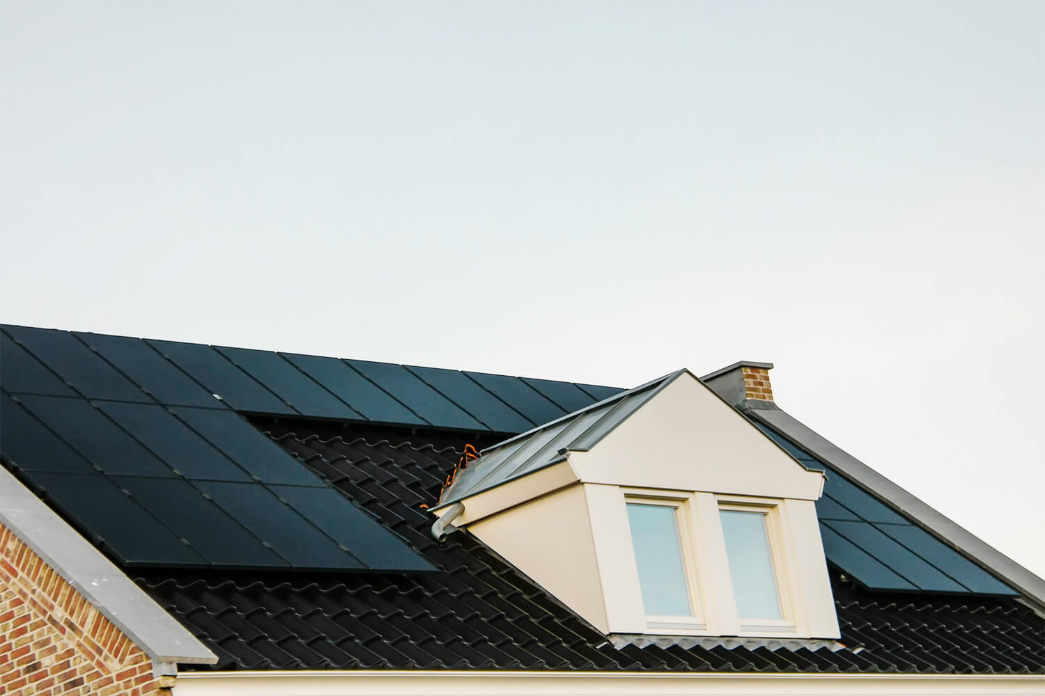Installation solaire photovoltaique sur un toit incline