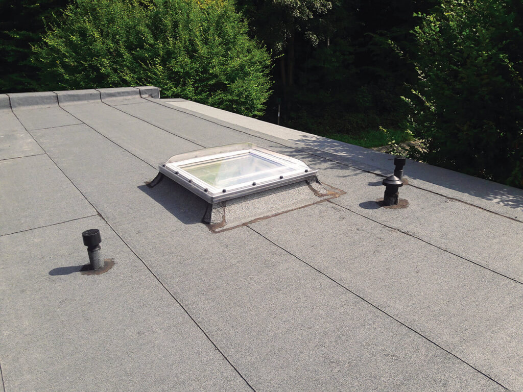 Etanchéité bitumuse sur une toiture plate isolée