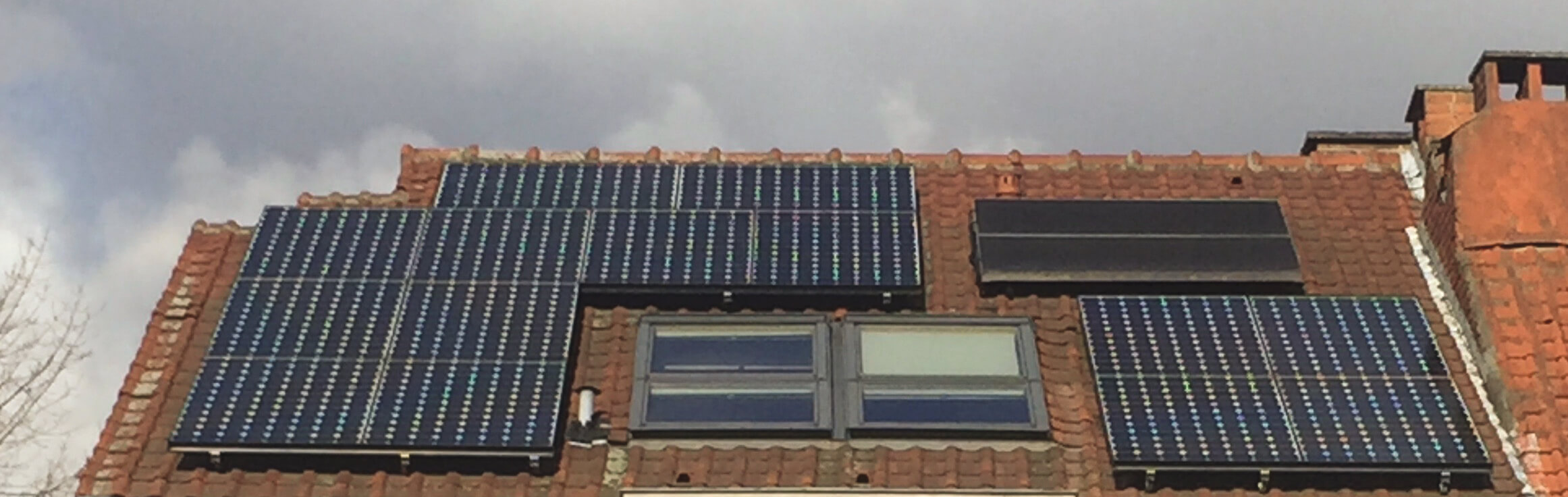 Fotovoltaïsche zonnepanelen en thermische zonnepanelen op een dak