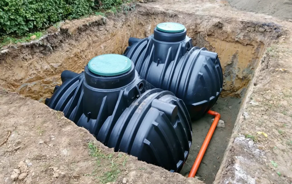 Photo de deux cuves synthétiques rigides mises en série pour stocker l'eau de pluie