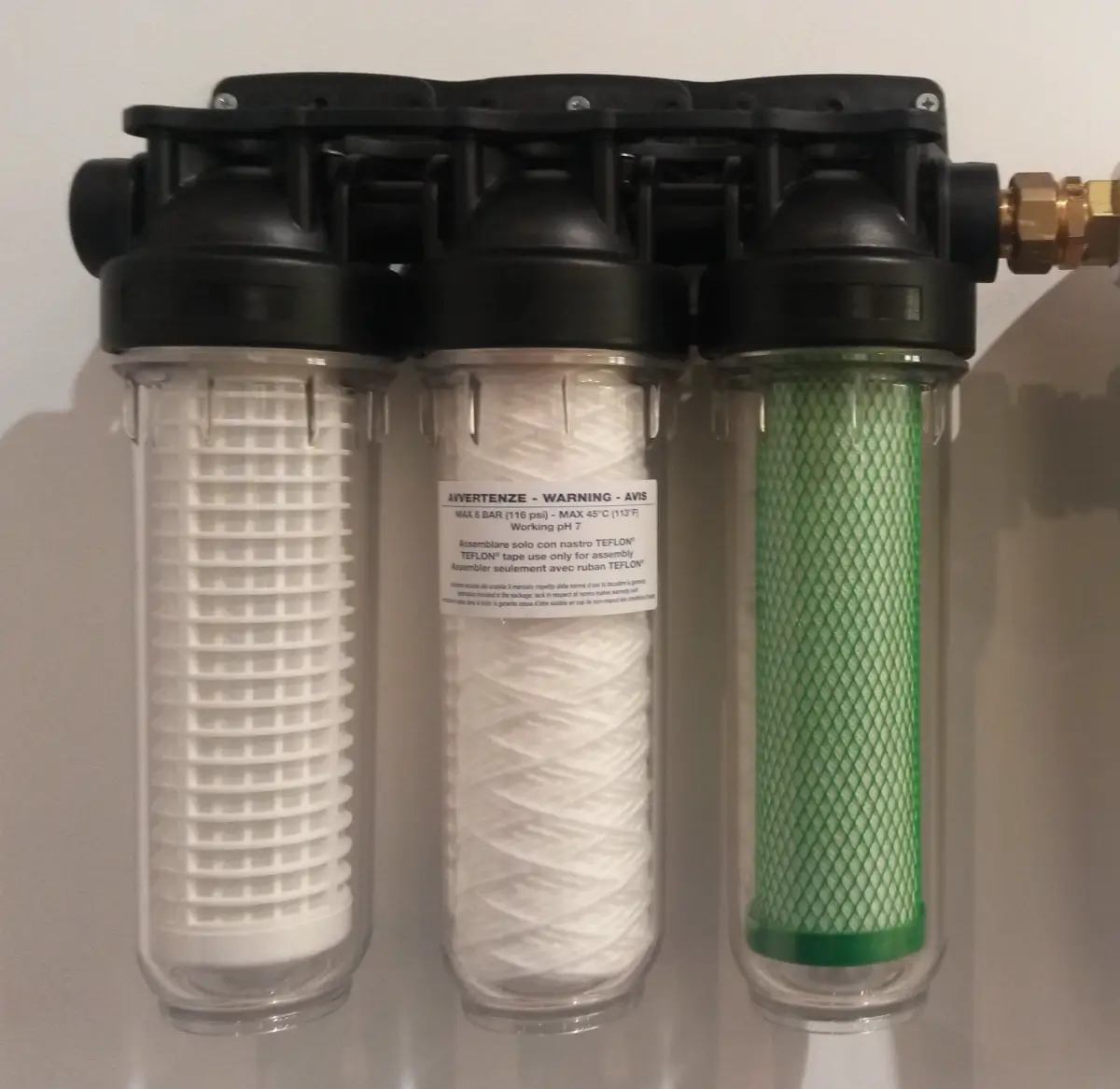 Photos des 3 filtres pour filtrer l'eau de pluie avant qu'elle ne soit employée dans la maison.