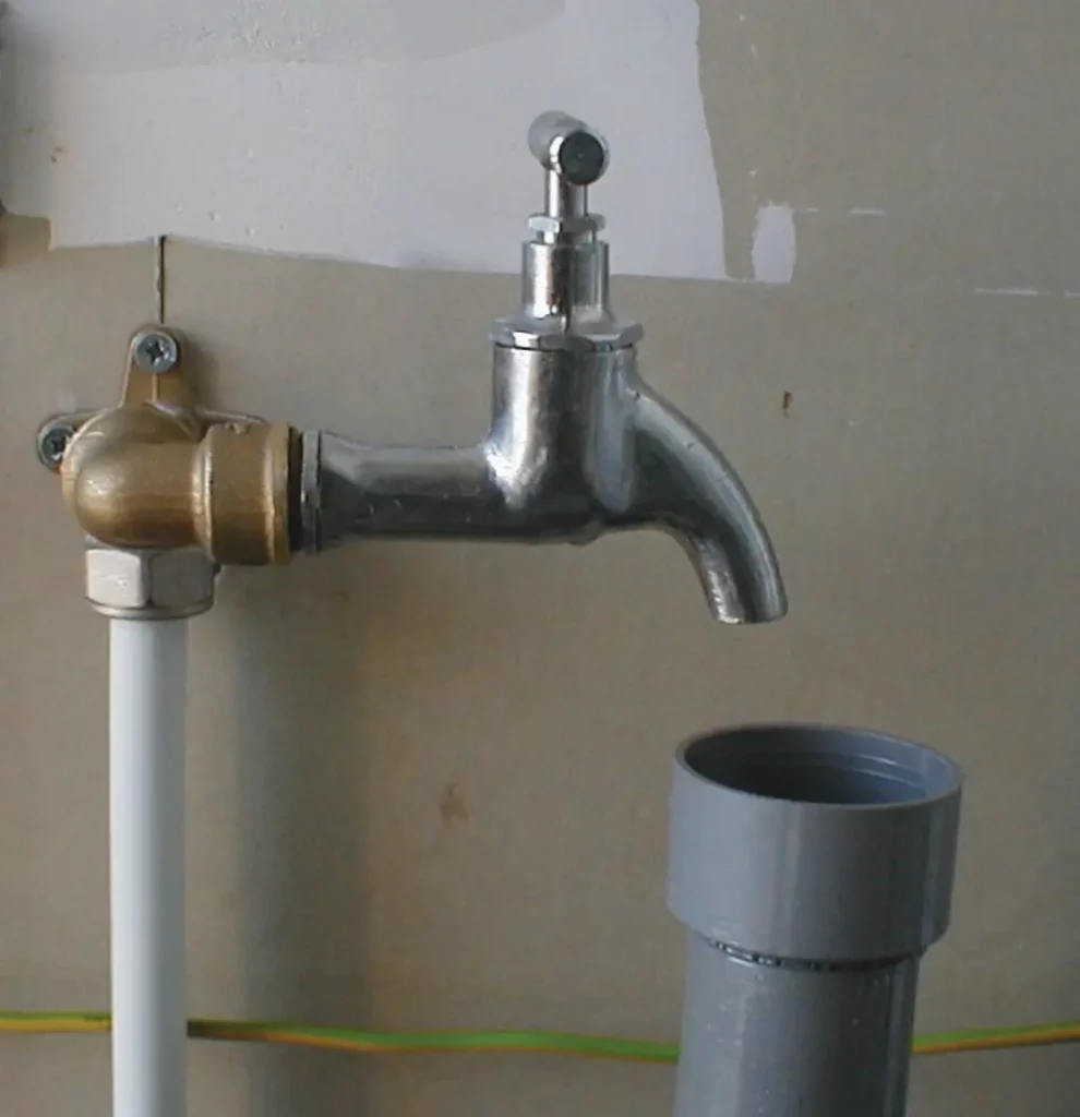 Photo d'un robinet pour remplir manuellent, en eau de ville, la cuve des toilettes si la citerne d'eau de pluie est vide.