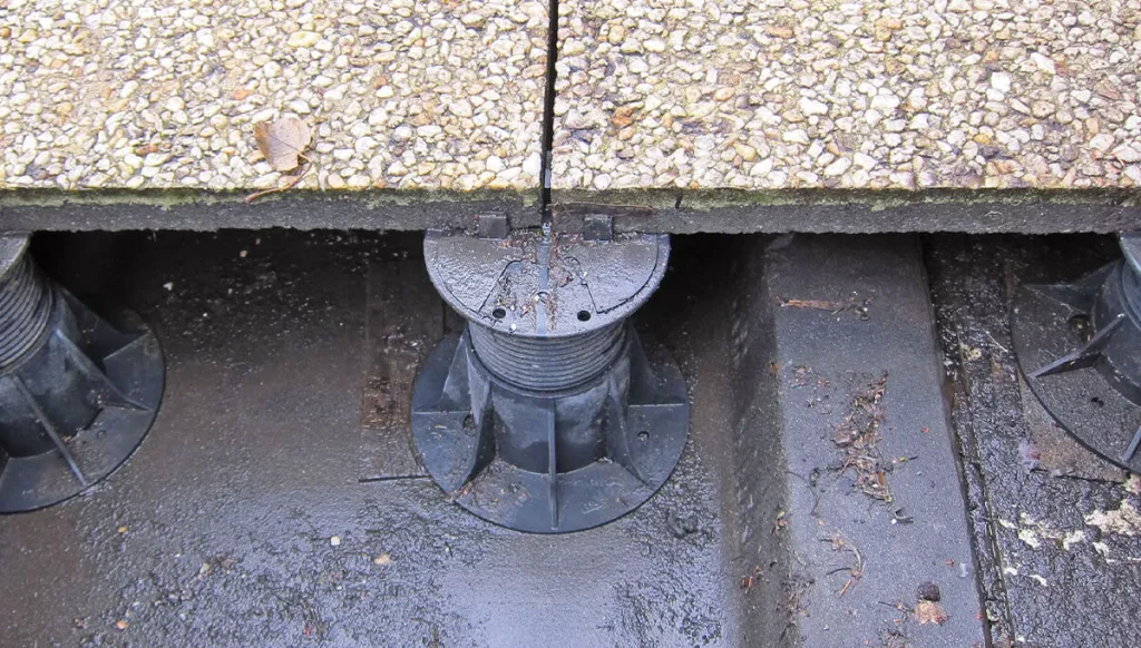 Photo de plots en PVC sous le revêtement d'une terrasse