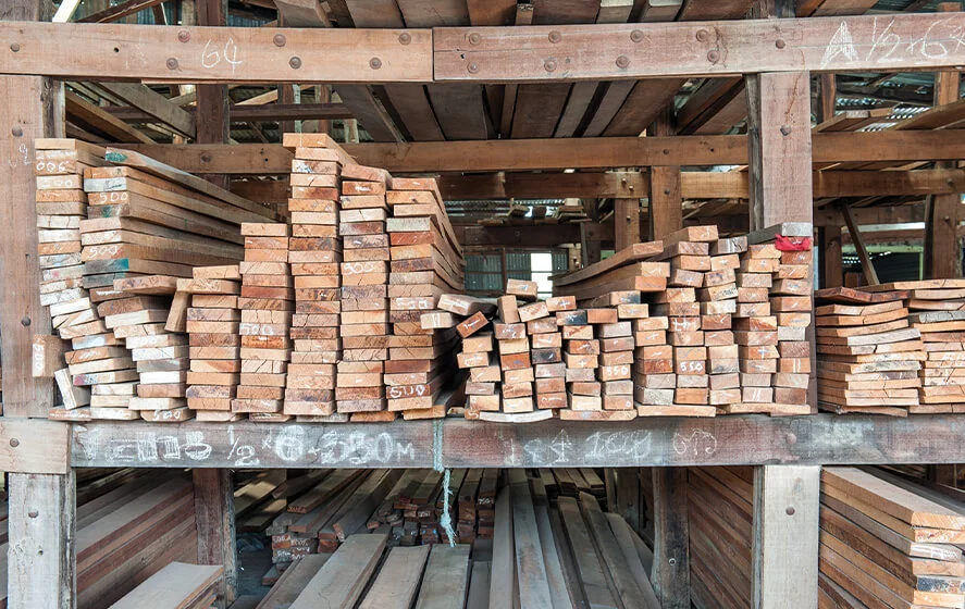 Rangement de bois de terrasse traité