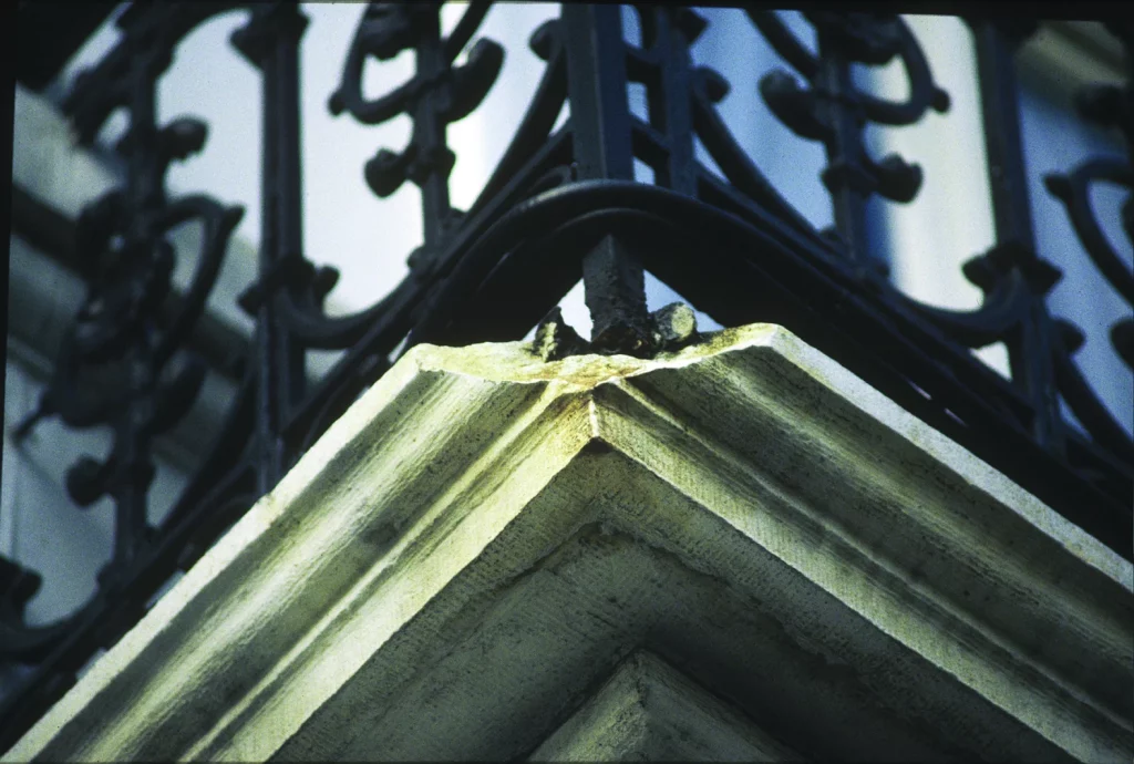 Photo d'un balcon en pierre avec angle cassé.