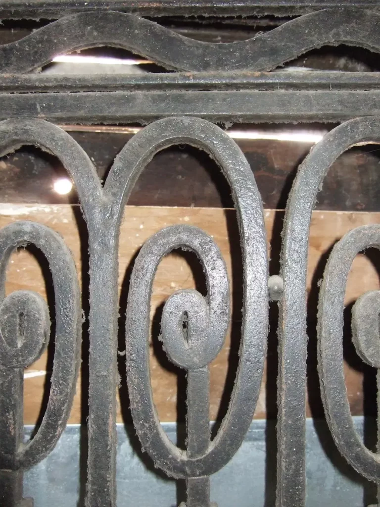 Détail d'une porte en métal qui nécessite une nettoyage : toiles, poissières.