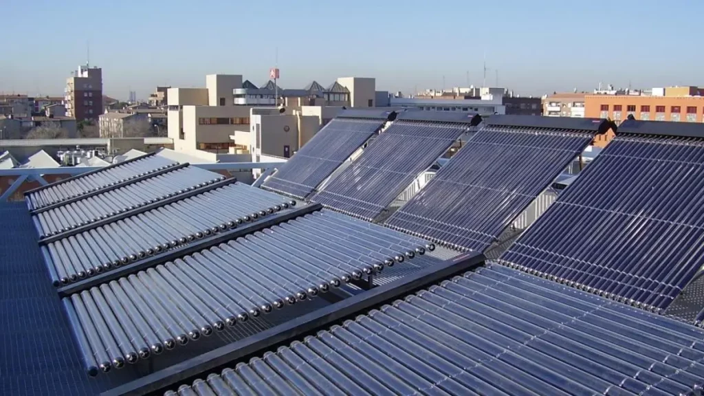 Panneaux solaires thermiques à tubes sous vide installés sur un toit en ville à Bruxelles. 