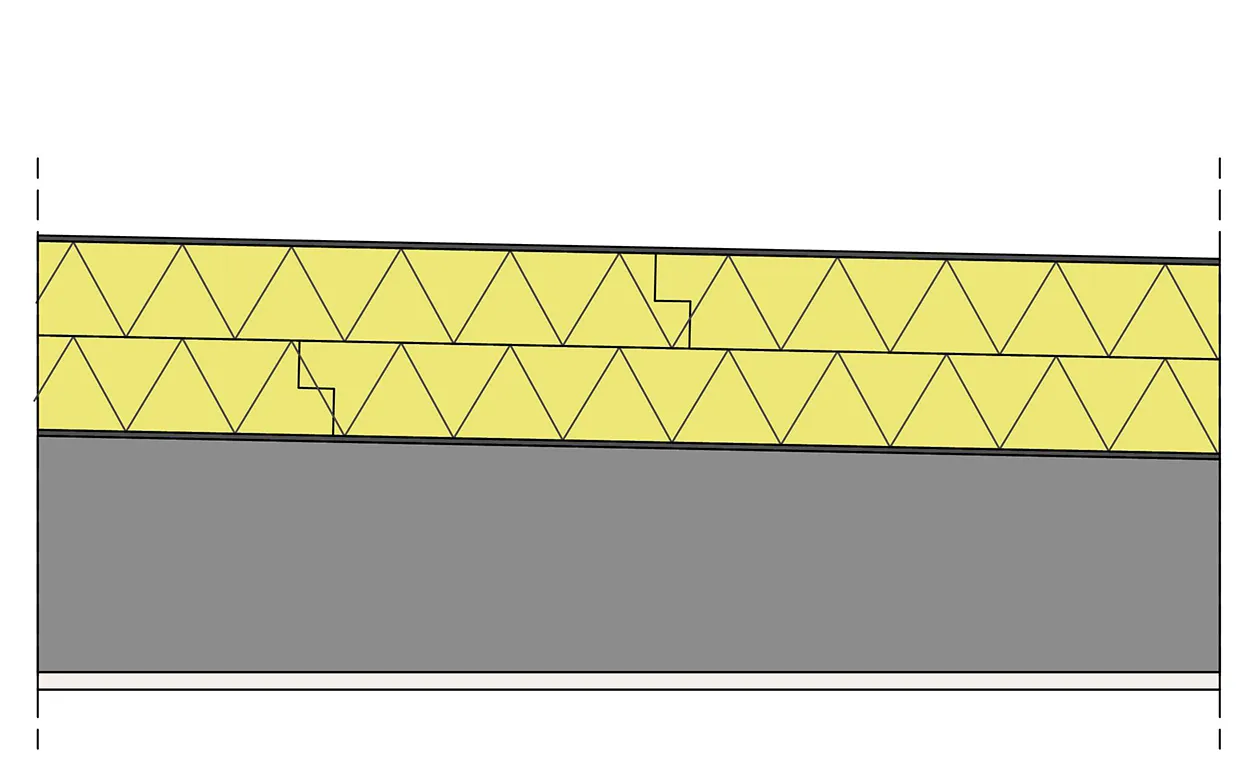 Schéma montrant l’ajout d’une couche d’isolation au-dessus d’une toiture inversée existante, avec mise en place d’une nouvelle étanchéité pour la convertir en toiture chaude.